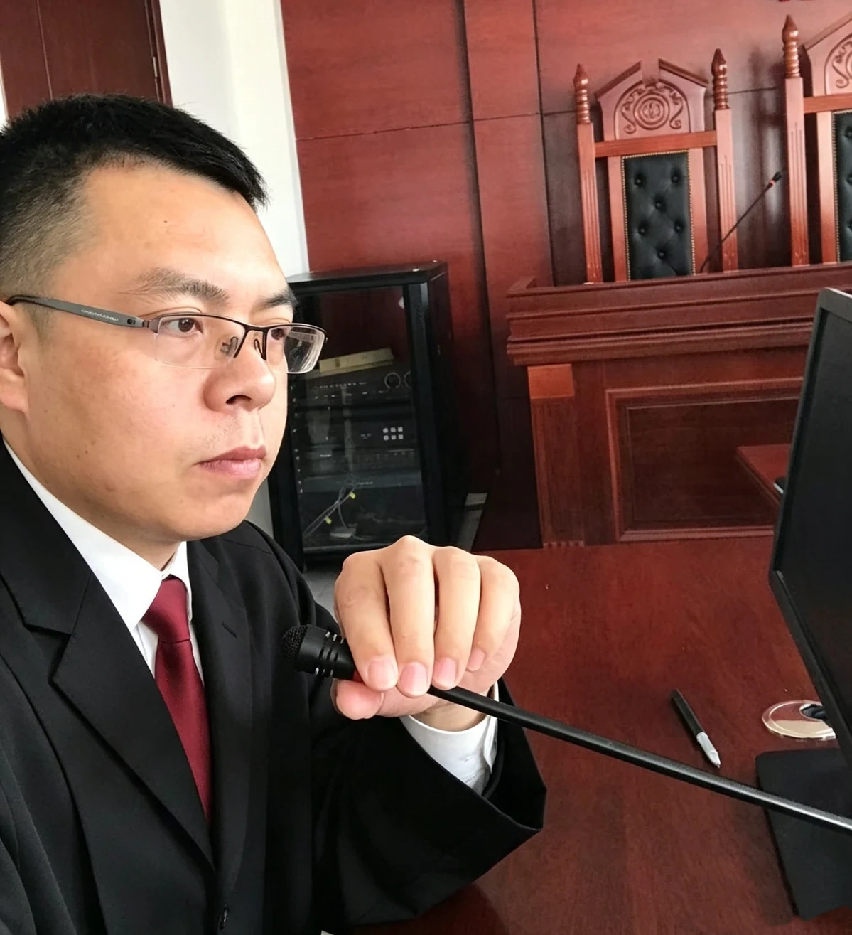 王臻杰律师在法庭工作席前准备庭审