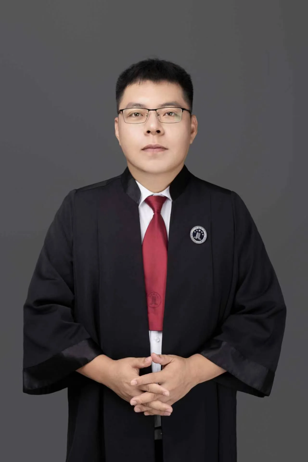 王臻杰律师身着律师袍的职业形象照
